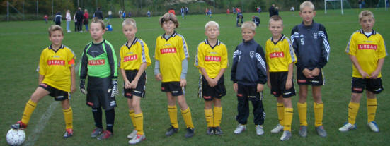 Tryk på billedet til at se det i original størrelse! Her ses VI95 1.holdet inden næstsidste kamp mod Søllerød. Fra venstre Anfører Filip, Kasper, Folman, Simon, Jakob, Henrik, Nicholai, Marc samt Frederik.